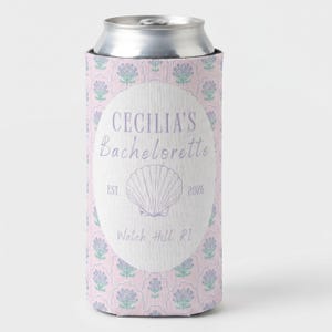 Könnte beinhalten: Ein rosa Getränke-Kühler mit floralem Muster und dem Text "CECILIA'S Bachelorette" in Lavendel. Eine Muschel-Grafik befindet sich unter dem Text, mit "EST. 2026" und "Watch Hill RI" darunter.