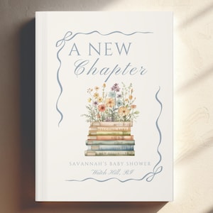 Op de afbeelding: Een boekomslag met de tekst "A New Chapter" in een elegant lettertype, versierd met een aquarel illustratie van een stapel boeken bekroond met kleurrijke wilde bloemen. De tekst "Savannah's Baby Shower" en de locatie zijn ook opgenomen.