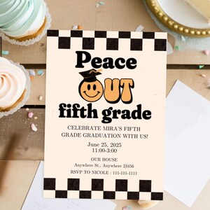 K&ouml;nnte beinhalten: Eine Einladung zu einer Abschlussparty mit einem schwarz-wei&szlig; karierten Hintergrund. Die Einladung zeigt ein l&auml;chelndes Gesicht mit einer Abschluss-Kappe und dem Text "Peace Out Fifth Grade". Die Einladung enth&auml;lt auch das Datum, die Uhrzeit und den Ort der Party.