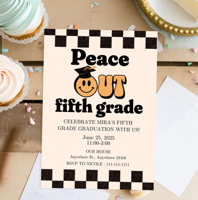 K&ouml;nnte beinhalten: Eine Einladung zu einer Abschlussparty mit einem schwarz-wei&szlig; karierten Hintergrund. Die Einladung zeigt ein l&auml;chelndes Gesicht mit einer Abschluss-Kappe und dem Text "Peace Out Fifth Grade". Die Einladung enth&auml;lt auch das Datum, die Uhrzeit und den Ort der Party.