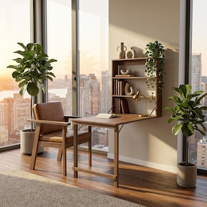 Puede incluir: Una moderna configuración de oficina en casa con un escritorio de madera, una silla y una estantería de pared. El escritorio está abierto, con un libro y una lámpara. Una silla de cuero está cerca. Dos plantas en macetas y una gran ventana con vistas a la ciudad.