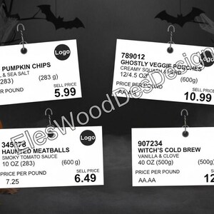 K&ouml;nnte beinhalten: Ein Halloween-Bild mit vier Produktetiketten, die an Haken vor einem dunklen Hintergrund mit Flederm&auml;usen und B&auml;umen h&auml;ngen. Die Etiketten werben f&uuml;r Spiced Pumpkin Chips, Ghostly Veggie Pouches, Haunted Meatballs und Witch's Cold Brew. Beleuchtete K&uuml;rbisse sind im Vordergrund.