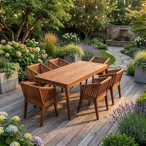 Puede incluir: Un juego de comedor de exterior de madera con una mesa rectangular y seis sillas a juego. El conjunto es de madera de color marrón claro y está sobre una terraza de madera. El fondo presenta un jardín exuberante.