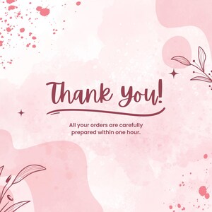 K&ouml;nnte beinhalten: Eine rosa-wei&szlig;e Grafik im Aquarellstil mit den Worten "Thank you!" in burgunderfarbener Schrift. Der Text "All your orders are carefully prepared within one hour" steht darunter. Florale und sternf&ouml;rmige Akzente vervollst&auml;ndigen das Design.
