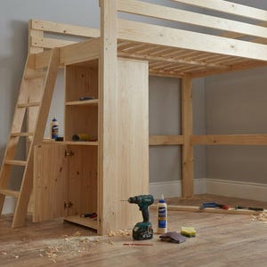 Pode incluir: Uma estrutura de cama loft de madeira clara com uma secret&aacute;ria e unidade de armazenamento embutidas. A cama tem uma escada para acesso e est&aacute; parcialmente montada, com ferramentas e materiais vis&iacute;veis no ch&atilde;o. A estrutura &eacute; de madeira inacabada.