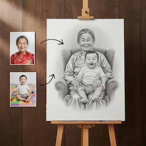 Puede incluir: Retrato a l&aacute;piz de una anciana sonriente sosteniendo a un beb&eacute;. Dos fotos m&aacute;s peque&ntilde;as de los sujetos est&aacute;n a la izquierda del boceto. El boceto est&aacute; sobre un lienzo blanco, expuesto sobre un caballete de madera sobre un fondo marr&oacute;n.