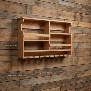 Puede incluir: Estante de vino de pared de madera con m&uacute;ltiples estantes y un soporte para copas. El estante mide 106,7 cm de alto, 110,5 cm de ancho y 64,8 cm de profundidad. Est&aacute; hecho de madera clara y montado en una pared de tablones de madera.