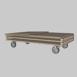 Pode incluir: Uma mesa de centro de madeira com design retangular, com tampo dividido e v&aacute;rias prateleiras. A mesa &eacute; montada em quatro rod&iacute;zios para facilitar a mobilidade. A madeira tem uma cor castanha clara natural.