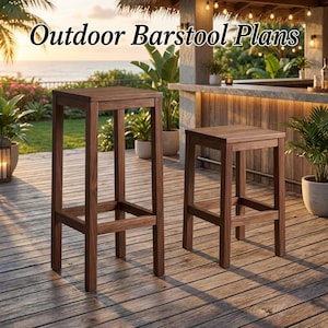 Puede incluir: Dos taburetes de bar de madera marrón oscuro con asientos y patas cuadradas se muestran al aire libre. Los taburetes de bar están sobre una terraza de madera. El texto "Outdoor Barstool Plans" está en la parte superior de la imagen.