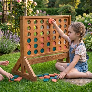 Puede incluir: Un gran juego de mesa vertical de madera con una cuadr&iacute;cula de agujeros circulares, con un marco de acabado en veta de madera marr&oacute;n claro. El juego incluye piezas redondas de color verde azulado y coral, algunas insertadas en la cuadr&iacute;cula.