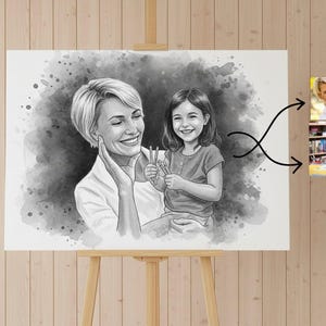 Puede incluir: Un boceto a l&aacute;piz en blanco y negro de una mujer y una ni&ntilde;a. La mujer sonr&iacute;e y sostiene a la ni&ntilde;a, que tambi&eacute;n sonr&iacute;e y sostiene l&aacute;pices. La obra de arte se exhibe en un lienzo blanco sobre un caballete de madera.