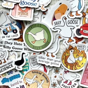 Może przedstawiać: Kolekcja fantazyjnych naklejek z kreskówkowymi gęsiami w różnych pozach i otoczeniu. Niektóre naklejki zawierają tekst, np. "Certified Silly Goose", "Silly Juice" i "Goose Bumps". Naklejki są w różnych kolorach, w tym białym, czarnym, pomarańczowym i zielonym.