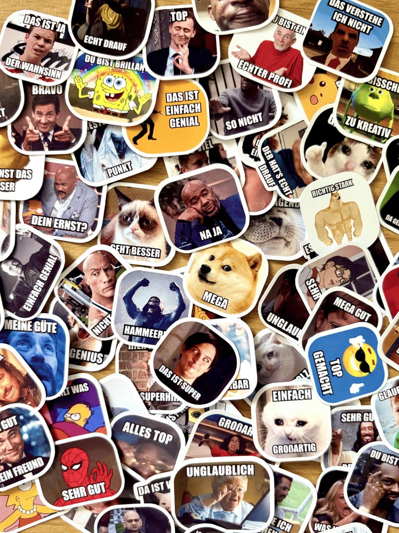 Op de afbeelding: Een verzameling diverse meme-stickers met verschillende afbeeldingen en tekst. De stickers tonen een verscheidenheid aan kleuren en ontwerpen, waarvan vele Duitse zinnen bevatten. De stickers zijn dicht bij elkaar geplaatst, waardoor een visueel aantrekkelijk assortiment ontstaat.