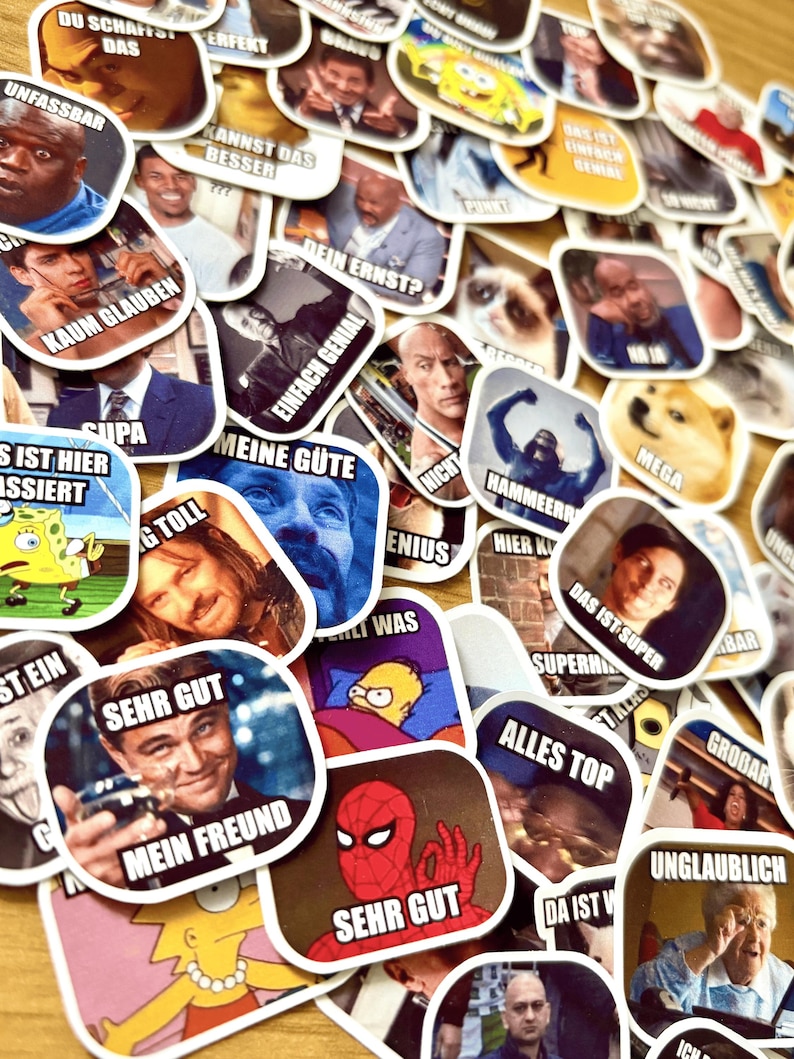 Op de afbeelding: Een verzameling meme-stickers met afbeeldingen van beroemdheden en stripfiguren. De stickers hebben witte randen en bevatten Duitse tekst, zoals "SEHR GUT" en "MEIN FREUND". De stickers zijn in verschillende vormen en maten.