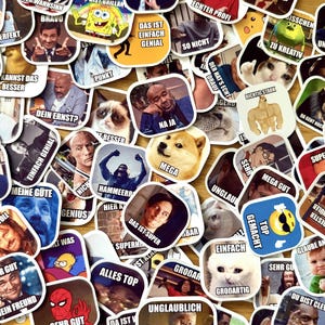 Op de afbeelding: Een verzameling diverse stickers met verschillende memes en humoristische afbeeldingen. De stickers zijn vierkant of rechthoekig met afgeronde hoeken en bevatten tekst in het Duits. De stickers tonen gezichten, stripfiguren en andere afbeeldingen.