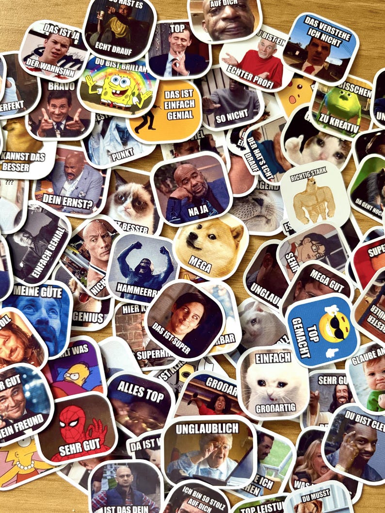 Op de afbeelding: Een verzameling diverse stickers met verschillende memes en humoristische afbeeldingen. De stickers zijn vierkant of rechthoekig met afgeronde hoeken en bevatten tekst in het Duits. De stickers tonen gezichten, stripfiguren en andere afbeeldingen.