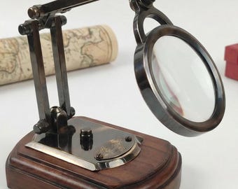 Grawerowane mosiężne szkło powiększające na drewnianej podstawie lampy | Dekoracja biurka w stylu retro