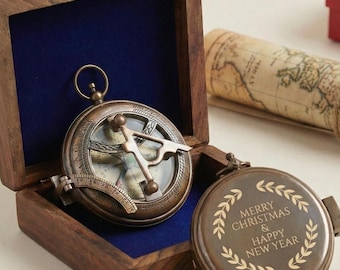 Brújula de reloj de sol de latón personalizada / Brújula de reloj de sol de bolsillo con pulsador y tapa grabada con caja de madera grabada y estuche de cuero.