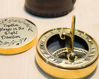 Spersonalizowany ręcznie robiony zegar słoneczny i kompas z mosiądzu w skórzanym etui i drewnianym pudełku na prezent ślubny