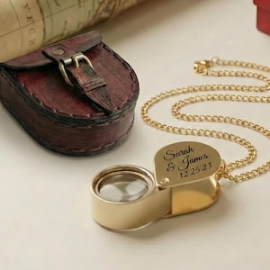 Colar com pingente de lupa personalizado com aumento de 10x em acabamento dourado, estilo vitoriano, dobrável, em latão, ideal para presentear.