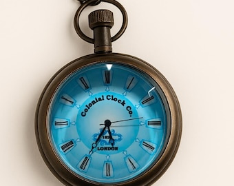 Reloj de bolsillo de latón personalizado – Reloj Steampunk grabado, regalo para hombre – Reloj coleccionable de Colonial Clock Co.