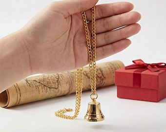 Collar con cascabel de latón grabable, colgante con inicial y nombre personalizado, joyería navideña con forma de campana, idea de regalo inspirada en la Bella y la Hada de Tinker.