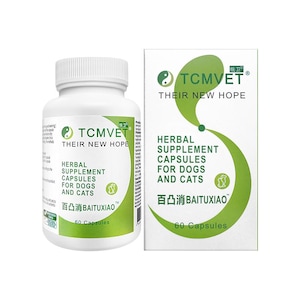 Puede incluir: Una botella y una caja blancas de cápsulas de suplemento herbal TCMVET para perros y gatos. La botella tiene una tapa blanca y una etiqueta verde y blanca. La caja tiene un diseño verde y blanco con el texto "THEIR NEW HOPE".