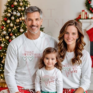 Familie Weihnachten Mockup Langarm Shirt Mockup Familie Weihnachten Gruppe Mockup Urlaub Mockup für Familie Weißes Shirt Mockup Weihnachten