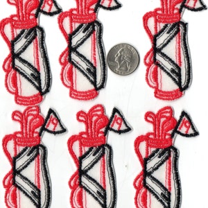 Könnte beinhalten: Sechs rote und weiße Golftaschen-Patches mit schwarzer Stickerei. Die Patches sind etwa so groß wie eine US-Viertel-Dollar-Münze.