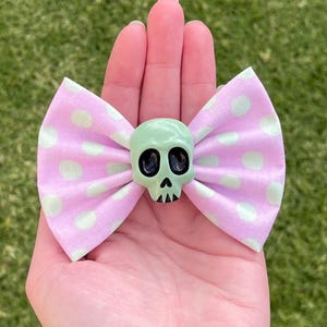 Pastel Skull Hair Bow, Polka Dot Skull Bow, Halloween Accessories, Rockabilly Bow, Punk Hair Clip, Gothic Bow, Pin up Accessory, Skeleton