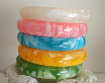 Mod 1960s set of 5 stacking bangles marbled plastic bracelets pastel bubblegum pink, aqua blue, lime green,  pearly white, pineapple yellow
