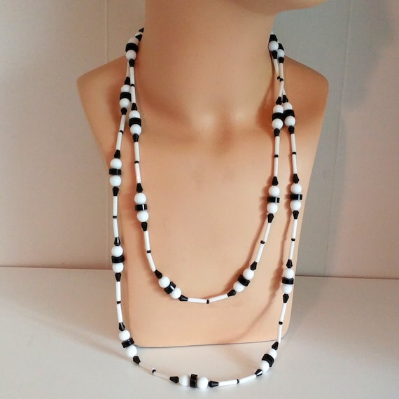 1960s mod glass beaded necklace black and white ex