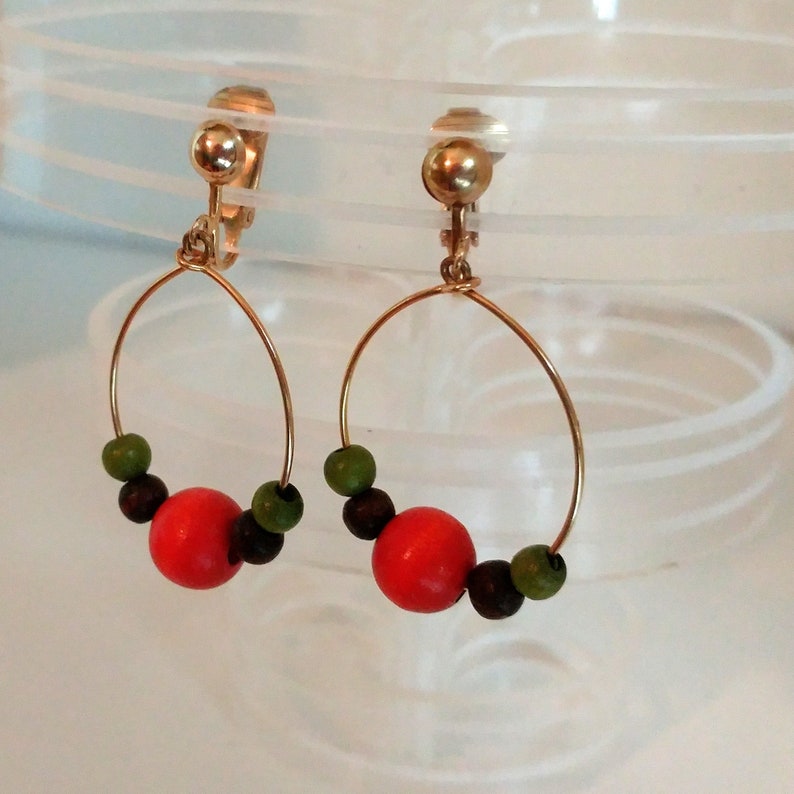 Mod 1960s wood beaded wire earrings dangle hoop earrings black orange and olive green beads gold tone boho hippie jewelry clip on earrings