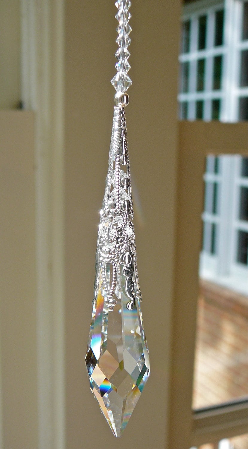 Pendule attrape-soleil en cristal de Swarovski 50 mm, créateur d'arc-en-ciel, attrape-lumière, cristal Swarovski dans un cône en filigrane plaqué argent - « AVALON »