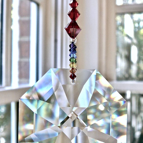 Swarovski Crystal Suncatcher, BESTE regenboogmaker die we verkopen, enorm 2,4", met logo geëtst achthoekig prisma op chakra-streng, "OCTAVIA VENTI-regenboog"