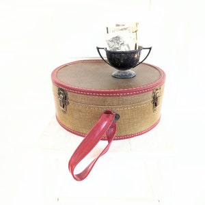 round vintage hat box