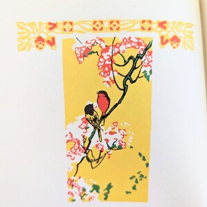 Pode incluir: Um fundo amarelo com um ramo de &aacute;rvore estilizado com flores vermelhas e brancas. Dois p&aacute;ssaros est&atilde;o empoleirados no ramo, um vermelho e outro amarelo. A imagem &eacute; emoldurada com uma borda decorativa.