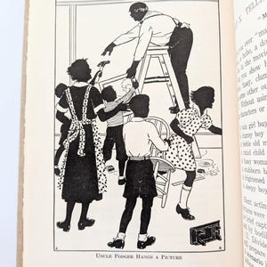 K&ouml;nnte beinhalten: Schwarz-Wei&szlig;-Illustration aus einem Buch, die einen Mann auf einer Leiter zeigt, der ein Bild aufh&auml;ngt, umgeben von Kindern. Der Text "UNCLE PODGER HANGS A PICTURE" und die Nummer "514" befinden sich am unteren Bildrand.