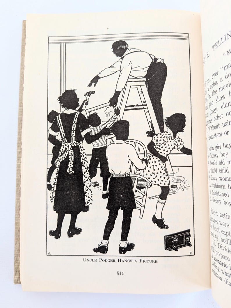K&ouml;nnte beinhalten: Schwarz-Wei&szlig;-Illustration aus einem Buch, die einen Mann auf einer Leiter zeigt, der ein Bild aufh&auml;ngt, umgeben von Kindern. Der Text "UNCLE PODGER HANGS A PICTURE" und die Nummer "514" befinden sich am unteren Bildrand.