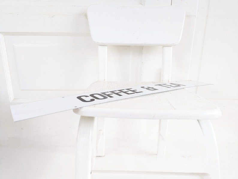 Puede incluir: Silla de madera blanca con un letrero blanco que dice "COFFEE & TEA" en la parte superior.