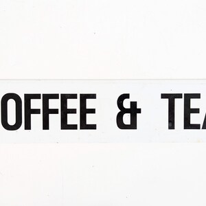 Puede incluir: Un letrero en blanco y negro con el texto "COFFEE & TEA" sobre un fondo blanco.