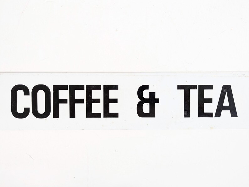Puede incluir: Un letrero en blanco y negro con el texto "COFFEE & TEA" sobre un fondo blanco.