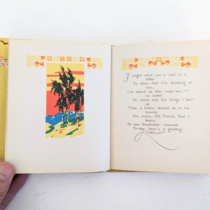 Pode incluir: Um livro aberto com uma capa amarela e uma ilustra&ccedil;&atilde;o colorida de &aacute;rvores na p&aacute;gina da esquerda. A p&aacute;gina da direita tem um poema escrito &agrave; m&atilde;o sobre o envio de um cart&atilde;o ou uma carta a um amigo. O poema diz: "Eu poderia enviar-lhe um cart&atilde;o ou uma carta para mostrar-lhe que estou a pensar em si. Sou como s&atilde;o feitos. - n&atilde;o melhor nem pior, e as coisas que n&atilde;o fa&ccedil;o que um homem deveria fazer nas suas viagens s&atilde;o muitas. Velho amigo, eu sei. Ent&atilde;o, antes que a resolu&ccedil;&atilde;o se desfa&ccedil;a, aqui est&aacute; uma sauda&ccedil;&atilde;o: OL&Aacute;!"
