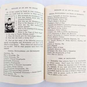 K&ouml;nnte beinhalten: Ein offenes Vintage-Buch mit Seiten mit Text &uuml;ber Englisch als Lernhilfe, einschlie&szlig;lich Fragen und Listen von Enzyklop&auml;dien. Das Buch ist auf den Seiten 420 und 421 ge&ouml;ffnet, mit einer Schwarz-Wei&szlig;-Illustration.