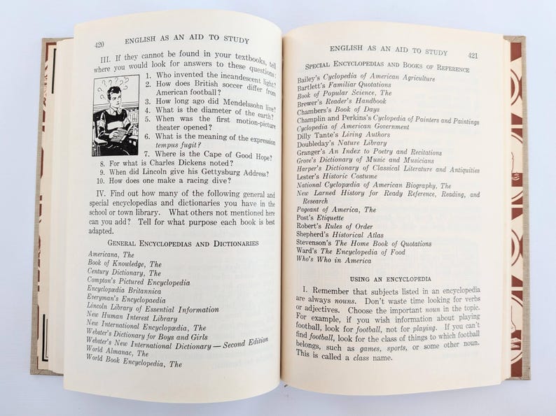 K&ouml;nnte beinhalten: Ein offenes Vintage-Buch mit Seiten mit Text &uuml;ber Englisch als Lernhilfe, einschlie&szlig;lich Fragen und Listen von Enzyklop&auml;dien. Das Buch ist auf den Seiten 420 und 421 ge&ouml;ffnet, mit einer Schwarz-Wei&szlig;-Illustration.
