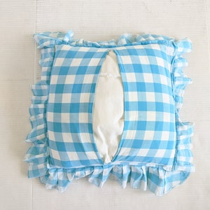 Op de afbeelding: Een blauw en wit geruit kussen met een gerimpelde rand. Het kussen heeft een witte inzet die zichtbaar is door een spleet in de voorkant van het kussen.