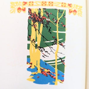 Pode incluir: Uma ilustra&ccedil;&atilde;o vintage de uma cena de floresta com &aacute;rvores, folhas e um c&eacute;u azul. A ilustra&ccedil;&atilde;o est&aacute; em um estilo art d&eacute;co estilizado com cores vibrantes e formas geom&eacute;tricas.