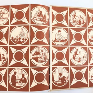 K&ouml;nnte beinhalten: Aufgeschlagenes Buch mit einem braunen und cremefarbenen geometrischen Muster. Das Muster zeigt Kreise und Sternformen, mit Illustrationen von Menschen in verschiedenen Szenen innerhalb der Kreise. Das Buch ist auf einer Doppelseite ge&ouml;ffnet.