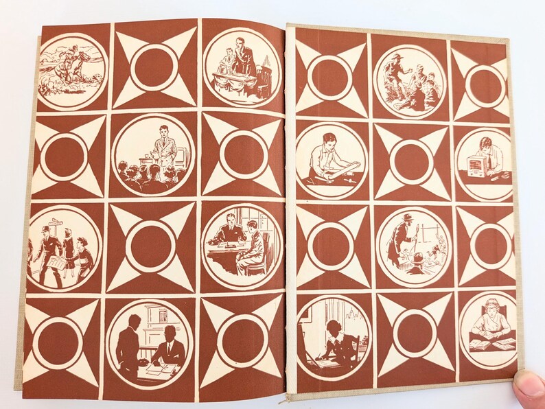 K&ouml;nnte beinhalten: Aufgeschlagenes Buch mit einem braunen und cremefarbenen geometrischen Muster. Das Muster zeigt Kreise und Sternformen, mit Illustrationen von Menschen in verschiedenen Szenen innerhalb der Kreise. Das Buch ist auf einer Doppelseite ge&ouml;ffnet.