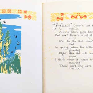 Pode incluir: Uma ilustra&ccedil;&atilde;o vintage de um livro infantil com um c&eacute;u azul, &aacute;rvores verdes e p&aacute;ssaros voando. O texto na p&aacute;gina diz "HELLO!" N&atilde;o dura um minuto, Uma palavra pequena e clara, uma palavra pequena e estranha. Mas diga! h&aacute; muita alegria nela; &Eacute; como o primeiro chilrear de um p&aacute;ssaro Na primavera, quando os topos das colinas ficam verdes, Logo ap&oacute;s o frio e a neve. Acho que quando se trata de um verdadeiro significado N&atilde;o h&aacute; uma palavra como "HELLO!"